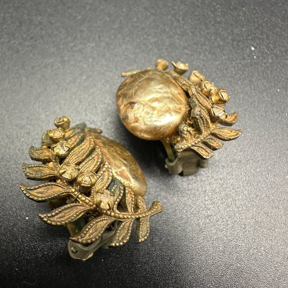 VINTAGE MIRIAM HASKELL GOLD PLATED FAUX PEARLS FLOWER CLIP ON EARRINGS - Picture 5 of 11